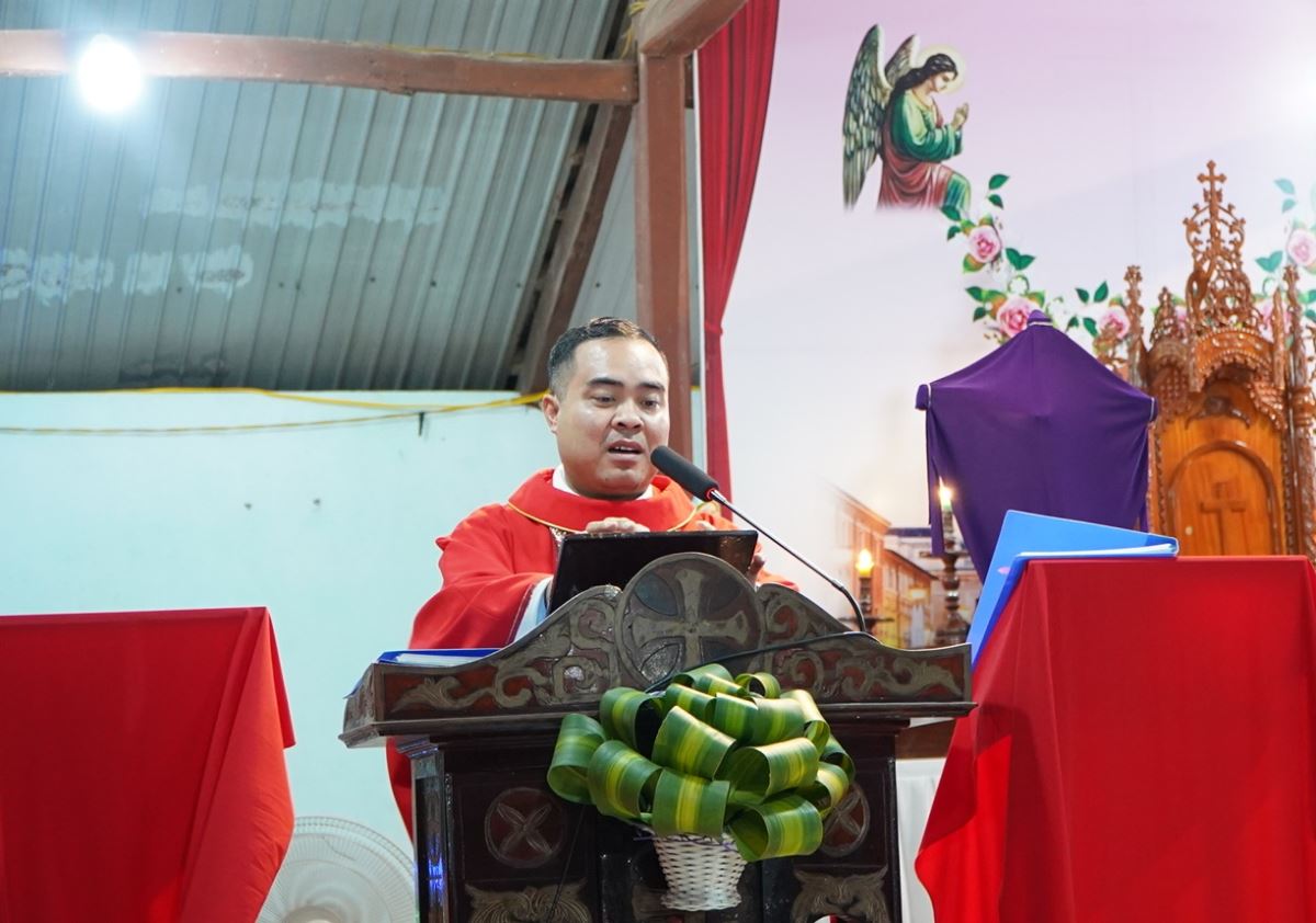 Cha Giuse giảng lễ