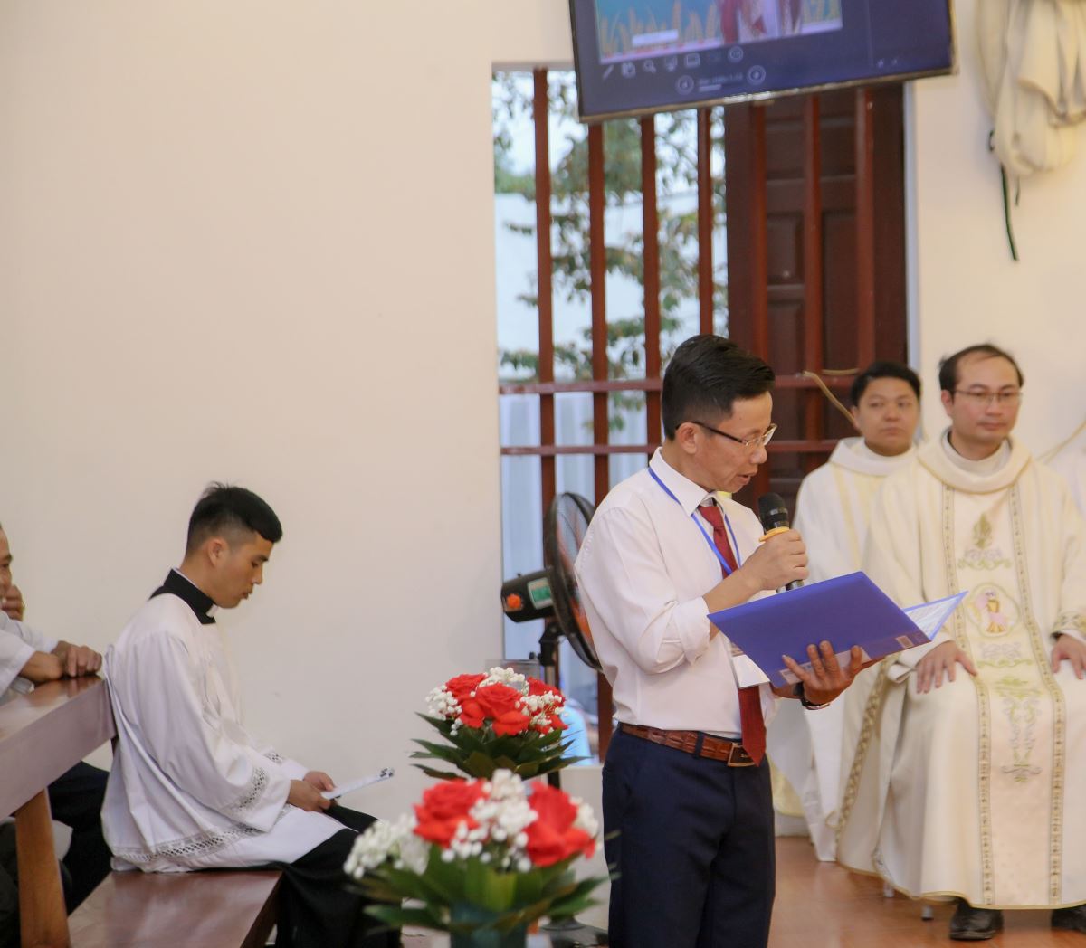 Ông Chủ tịch Hội đồng mục vụ giáo xứ - đại diện Hội đồng Giáo xứ Vân Đồn có lời chào mừng cha tân chính xứ