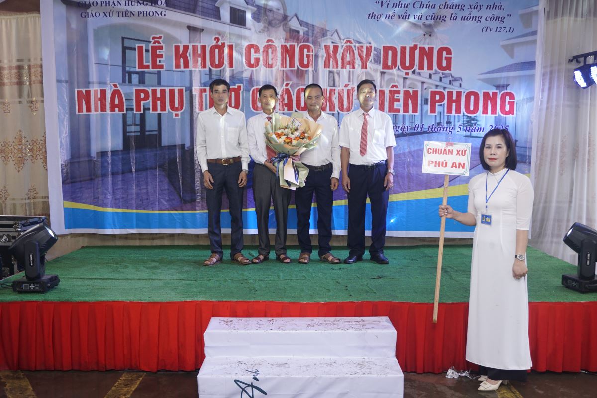 Các giáo xứ, hội đoàn chúc mừng giáo xứ Tiên Phong