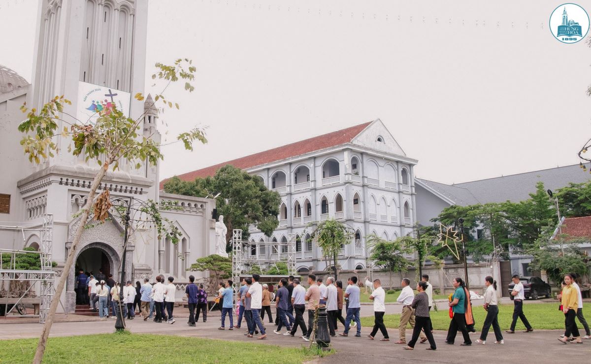 Đoàn rước tiến vào nhà thờ