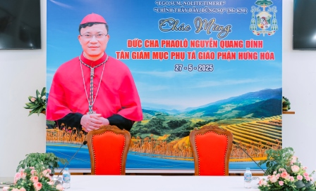 Đại Diện Giáo Dân Trong Giáo phận Hưng Hóa Chúc Mừng Đức Cha Phụ Tá Tân Cử Phaolô Nguyễn Quang Đĩnh