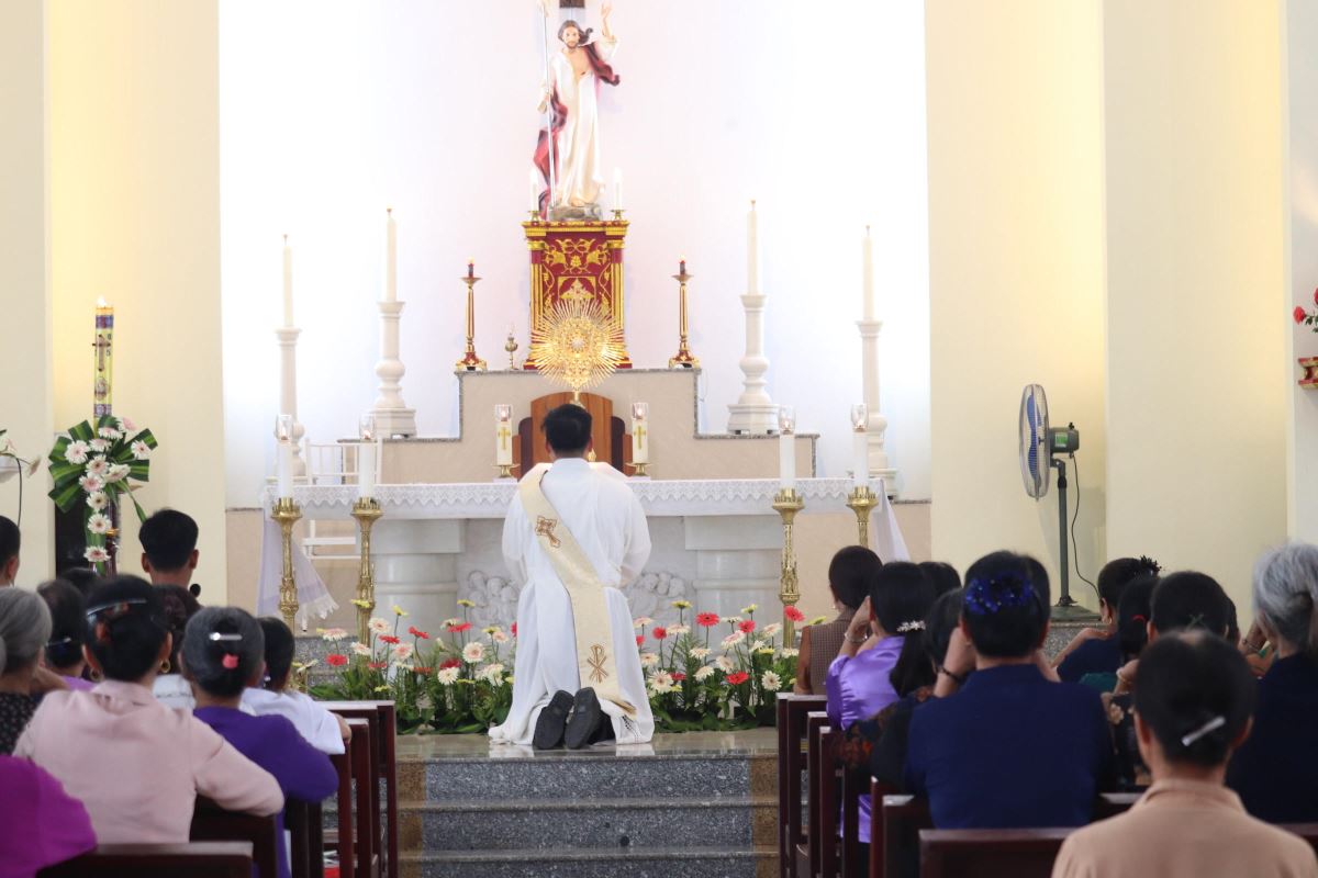 Thầy phó tế Phanxicô Xaviê đặt Mình Thánh Chúa