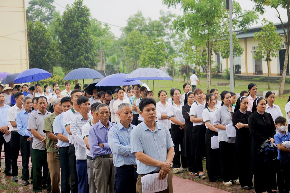 Cộng đoàn tham dự nghi thức hành hương