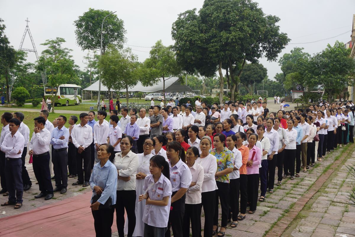 Cộng đoàn tham dự nghi thức hành hương