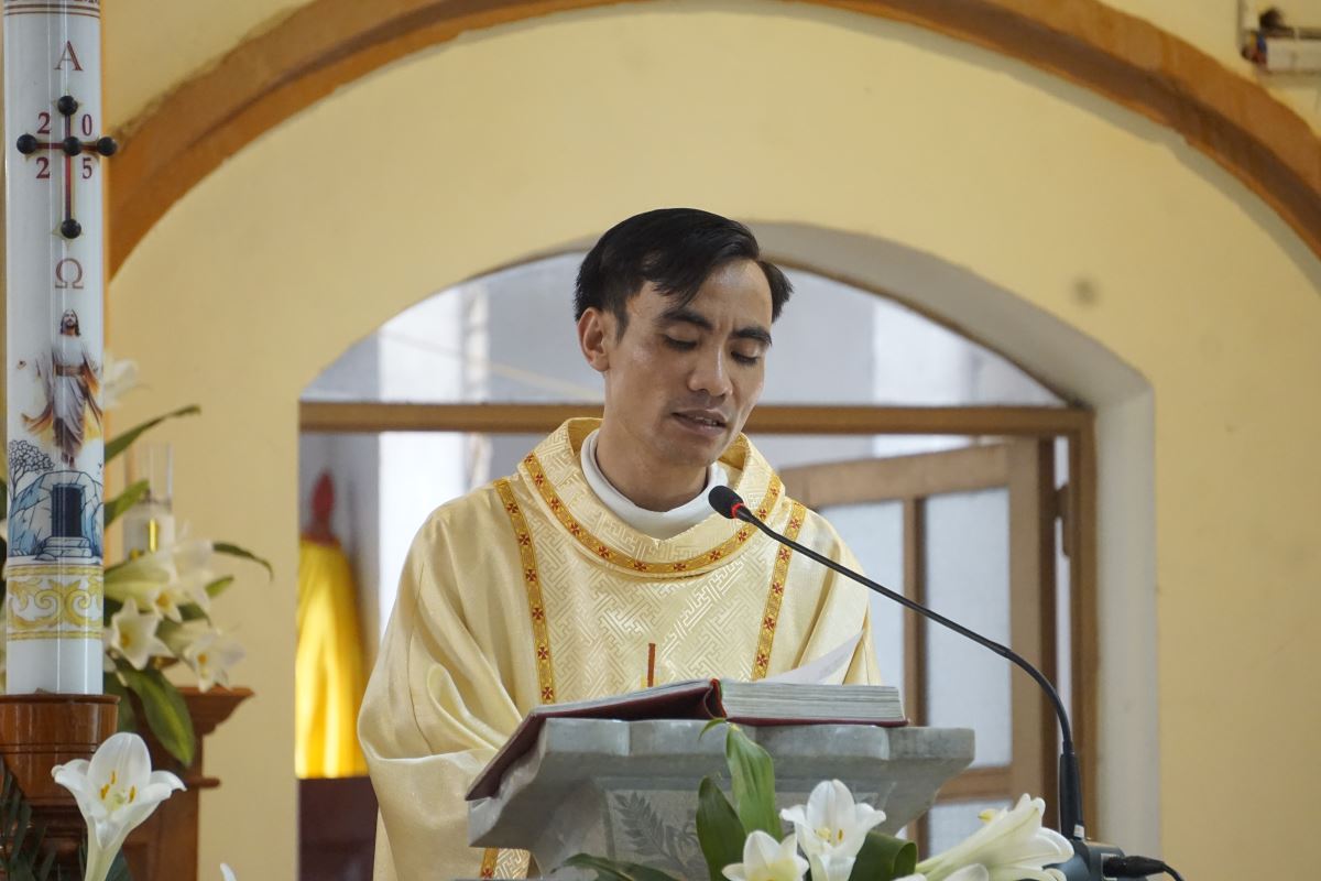 Cha Giuse Nguyễn Văn Chính giảng lễ