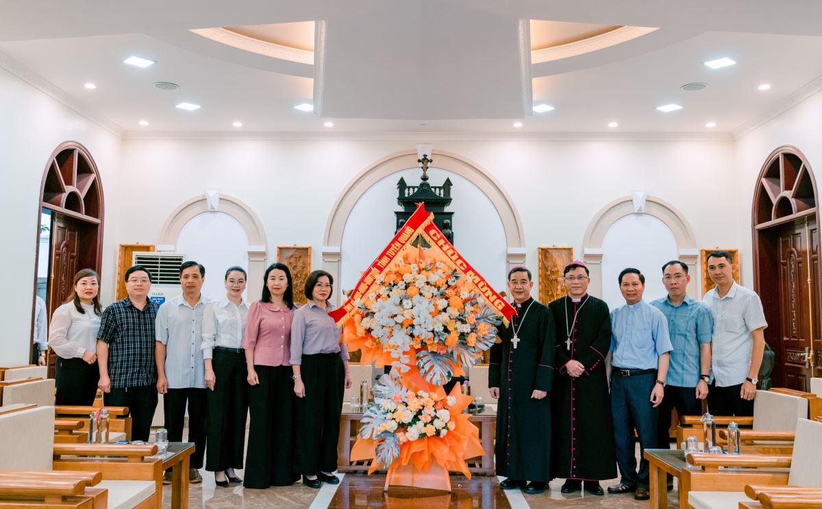 Tỉnh ủy - HĐND - UBND - UBMTTQ Việt Nam tỉnh Tuyên Quang tặng hoa chúc mừng 