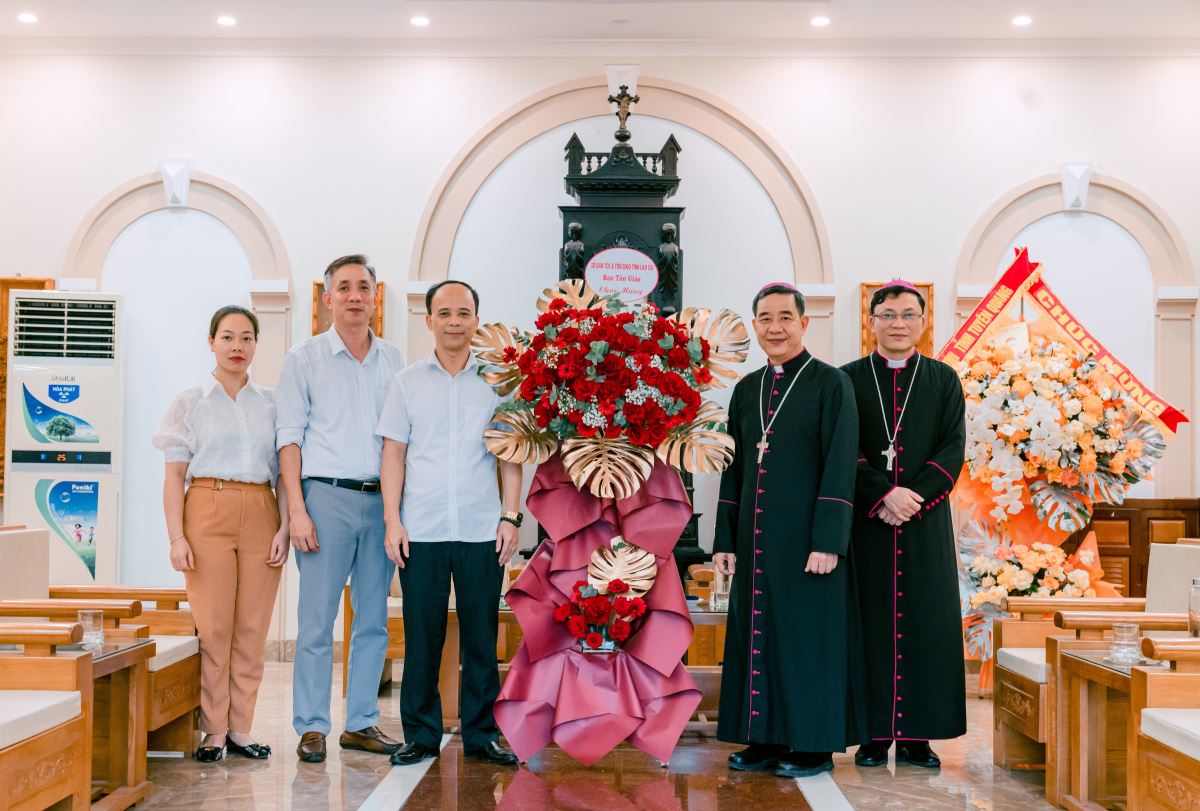Sở Dân tộc và Tôn giáo tỉnh Lào Cai tặng hoa chúc mừng