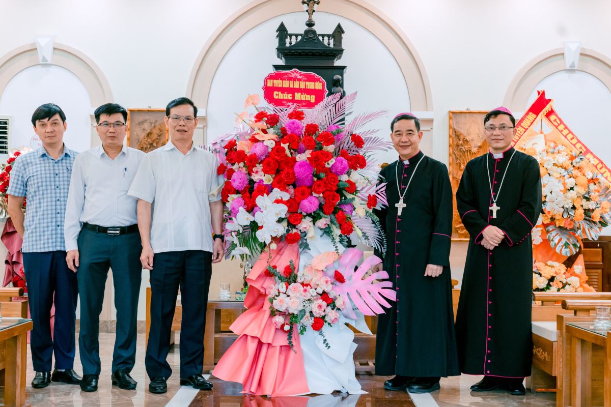 Ban Tuyên giáo & Dân vận Trung ương tặng hoa chúc mừng