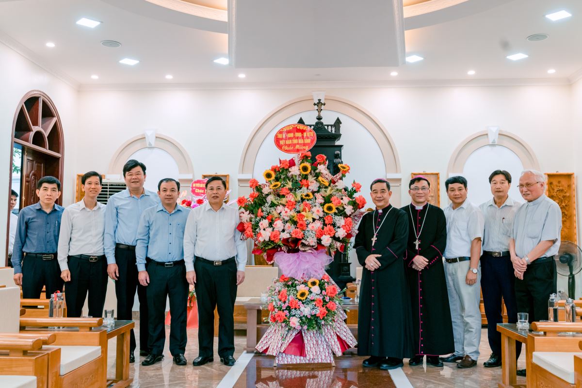 Tỉnh ủy - HĐND - UBND - UBMTTQ Việt Nam tỉnh Hòa Bình tặng hoa chúc mừng 