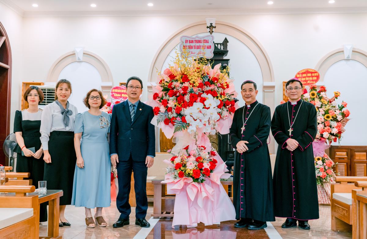 Ủy ban Trung ương Mặt trận Tổ Quốc Việt Nam tặng hoa chúc mừng