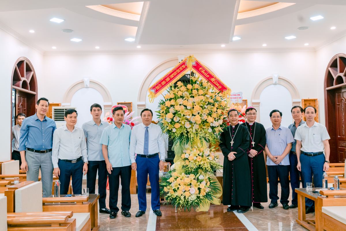 Tỉnh ủy - HĐND - UBND - UBMTTQ Việt Nam tỉnh Phú Thọ tặng hoa chúc mừng 