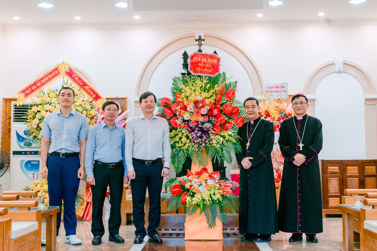 Cục An ninh Nội địa tặng hoa chúc mừng