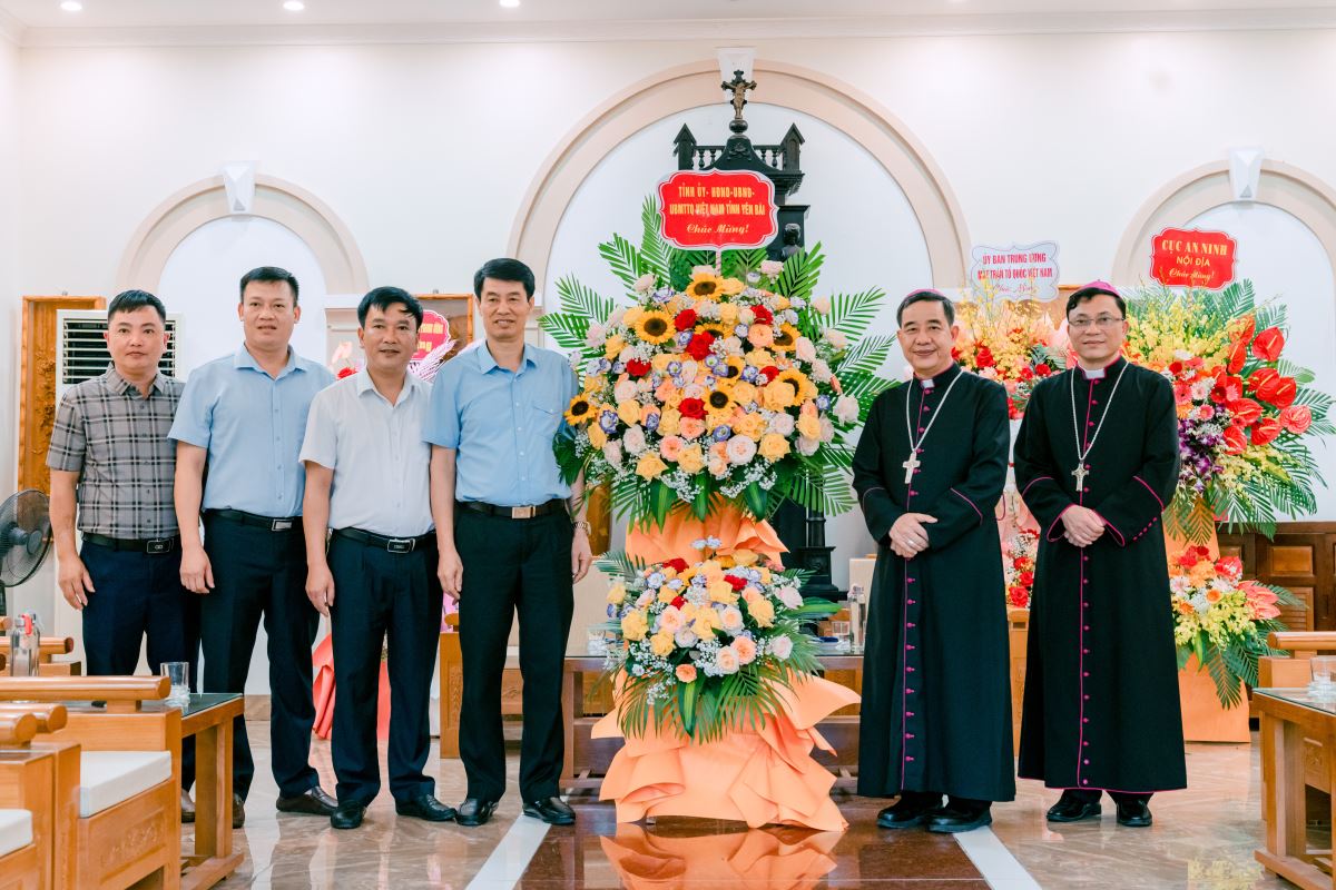 Tỉnh ủy - HĐND - UBND - UBMTTQ Việt Nam tỉnh Yên Bái tặng hoa chúc mừng 