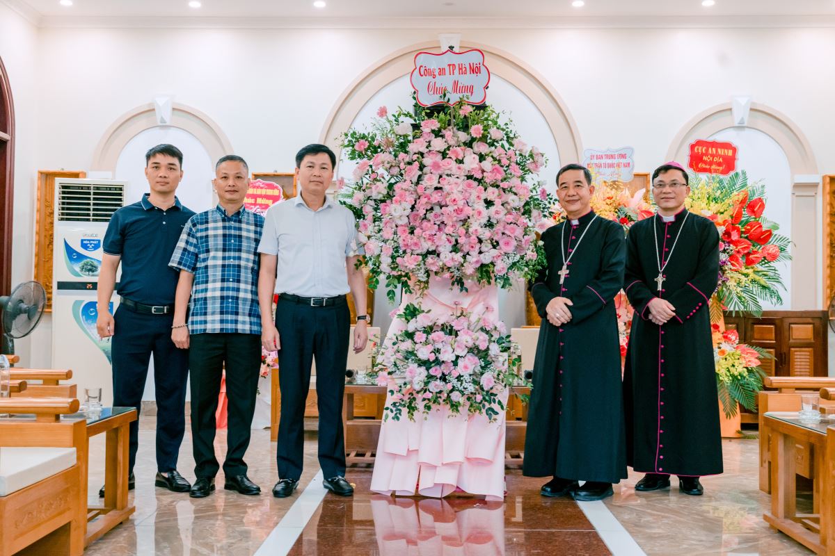 Công An Thành phố Hà Nội tặng hoa chúc mừng