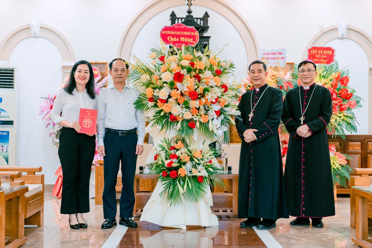 Ban Tuyên giáo & Dân vận Thành Ủy Hà Nội tặng hoa chúc mừng