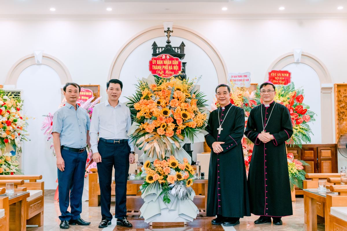 Ủy ban nhân dân Thành phố Hà Nội tặng hoa chúc mừng