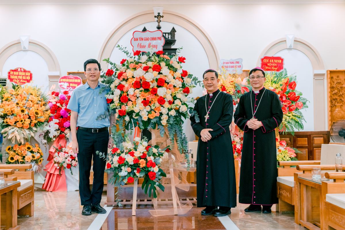 Ban Tôn giáo Chính phủ tặng hoa chúc mừng