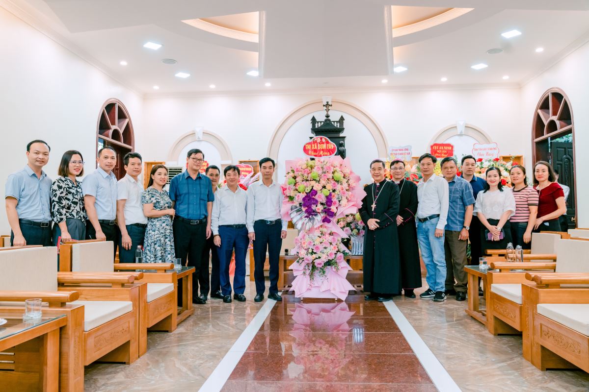 Thị xã Sơn Tây tặng hoa chúc mừng