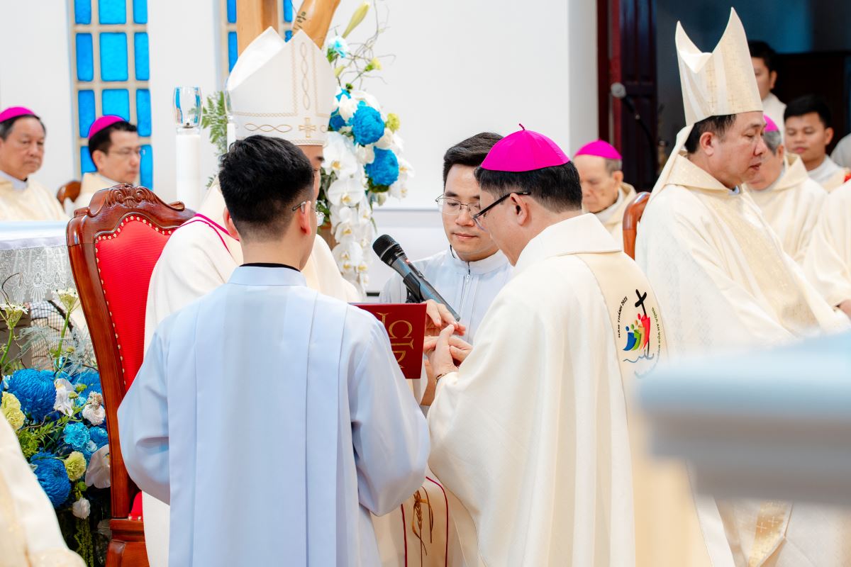 Đức Gm chủ phong trao nhẫn