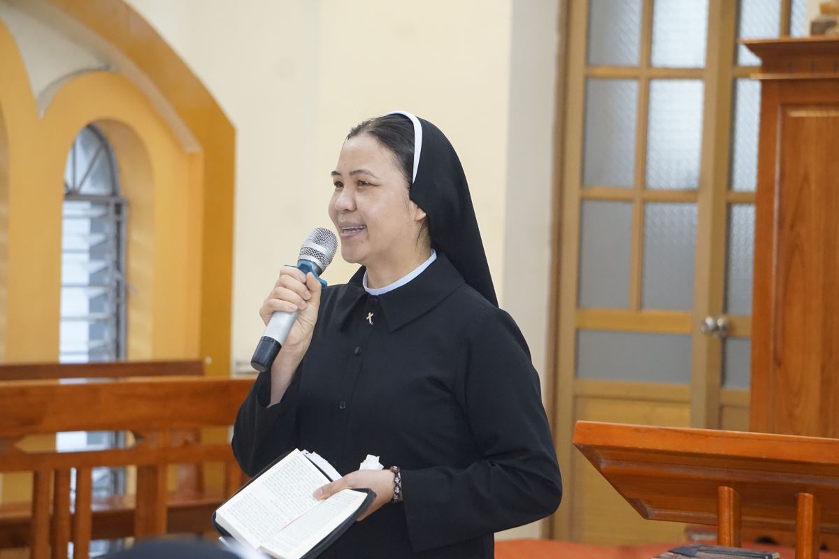 Dì Maria Đinh Thị Nghi hướng dẫn tĩnh tâm, xét mình