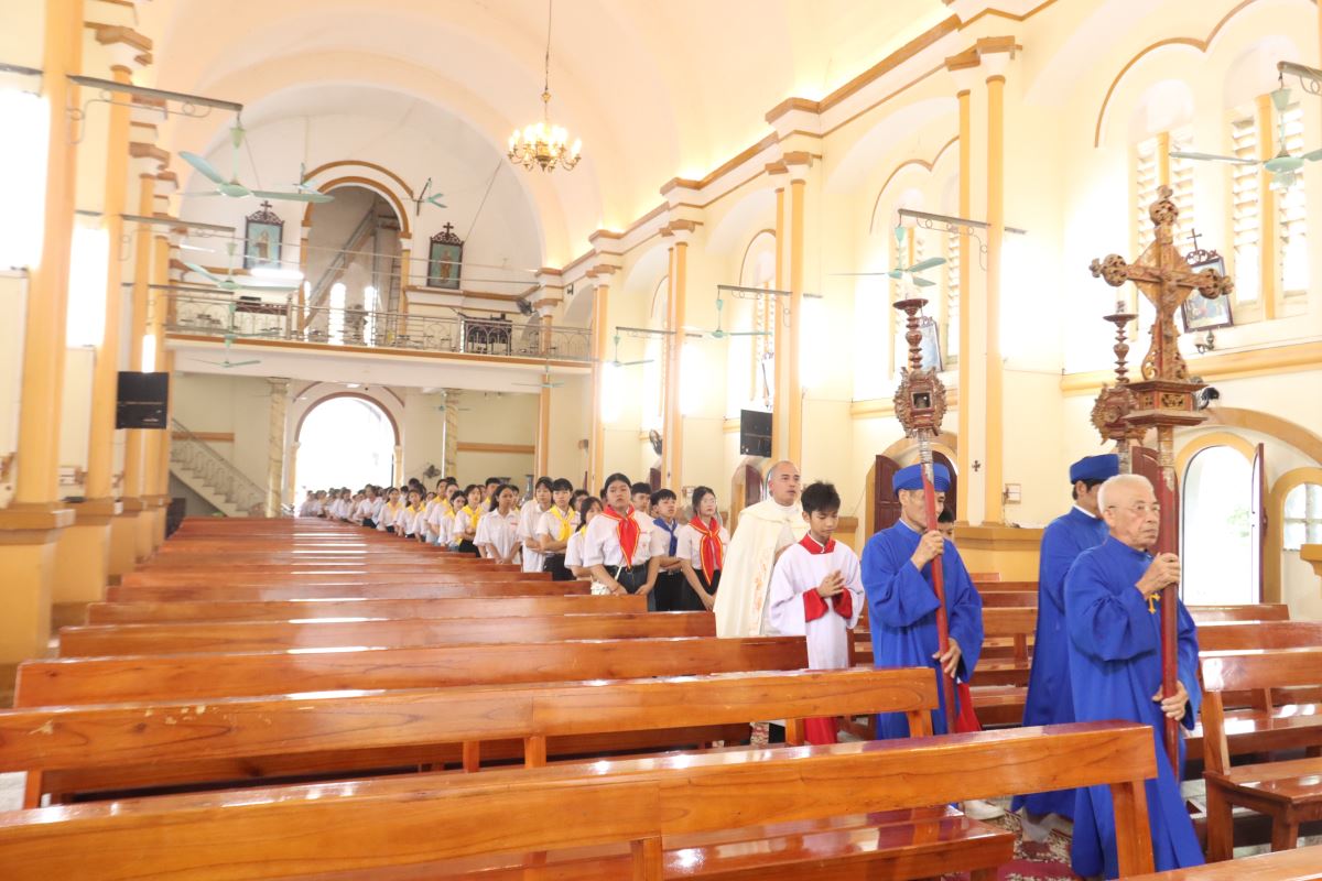 Các em theo hàng ngay ngắn tiến vào nhà thờ