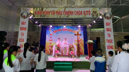 Giáo xứ Sông Chảy mừng lễ Mình và Máu Thánh Chúa Kitô