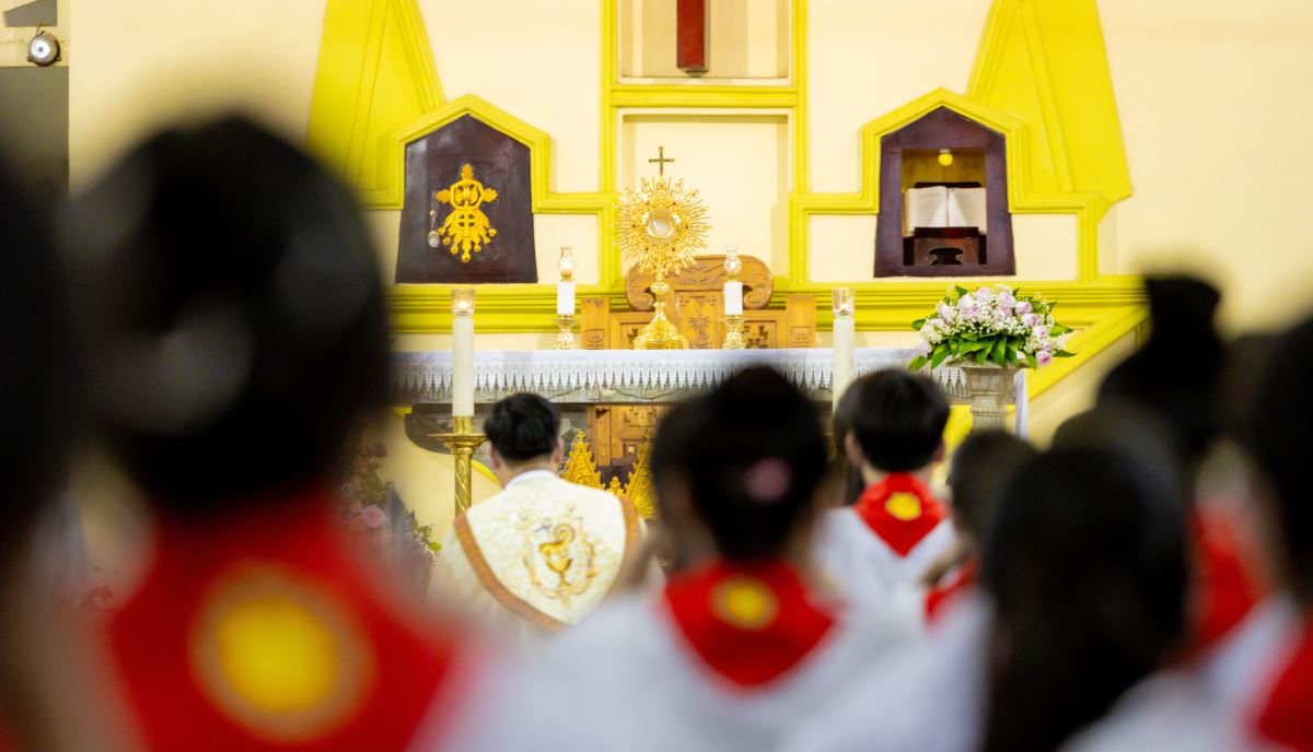 Chầu Thánh Thể