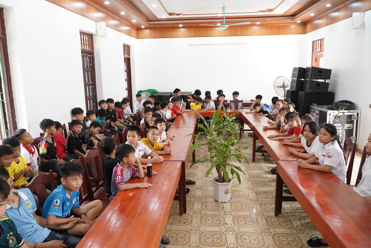 Các em Tu sinh quy tụ tại Hội trường để lắng nghe chia sẻ