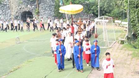 Hơn 300 Em Lễ Sinh Và Tu Sinh Giáo Hạt Tây Bắt Phú Thọ Hành Hương Về Giáo Xứ Yên Tập