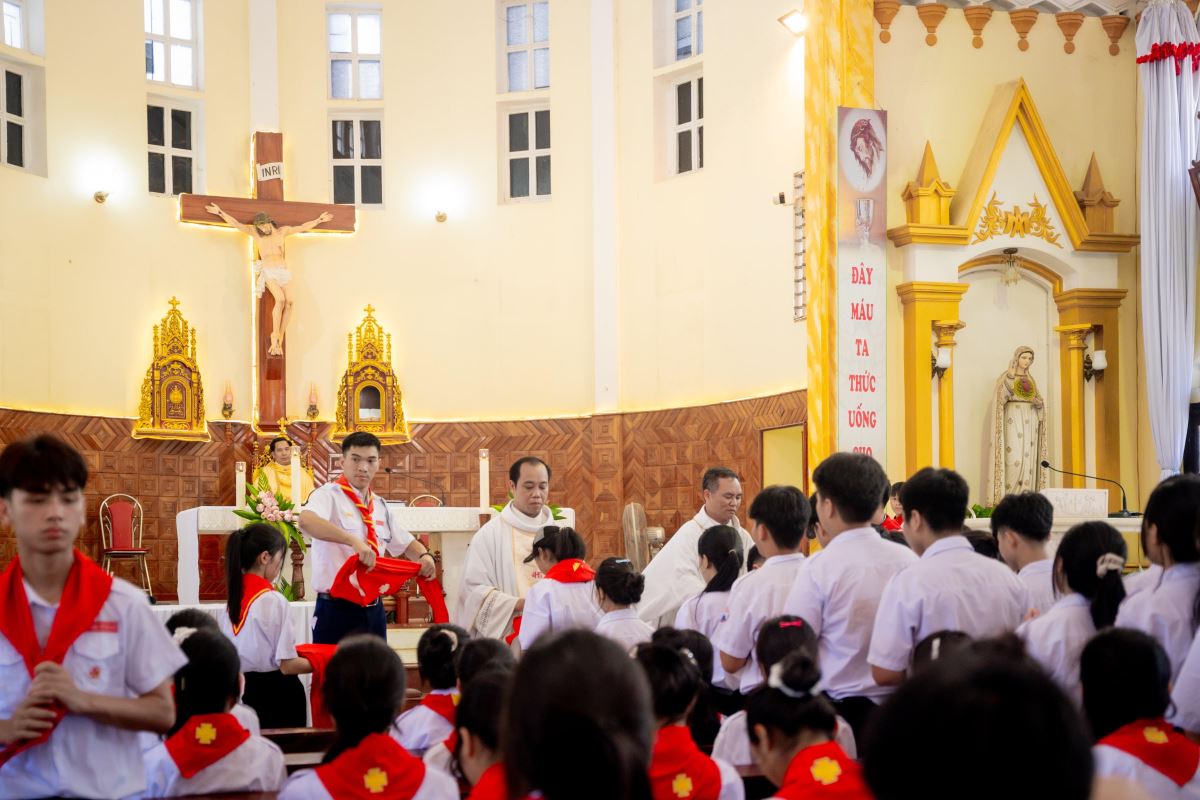 Nghi thức trao khăn quàng Dự Trưởng