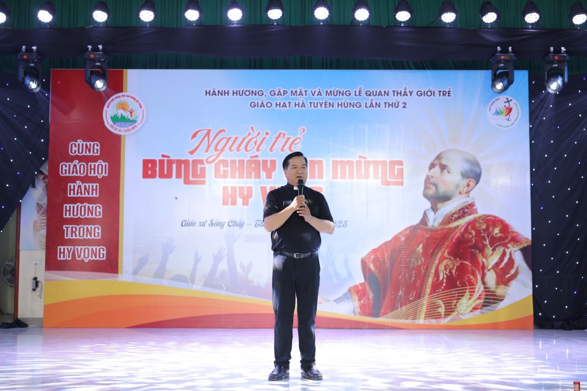 Cha Đaminh Hoàng Thế Bằng - Chủ tịch Ủy Ban mục vụ Giới Trẻ giáo phận nói lời chúc mừng