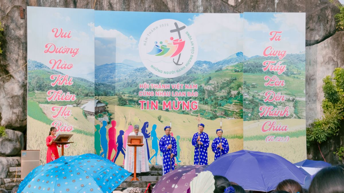 Cha Giuse Nguyễn Đình Tuyến chủ sự nghi thức hành hương