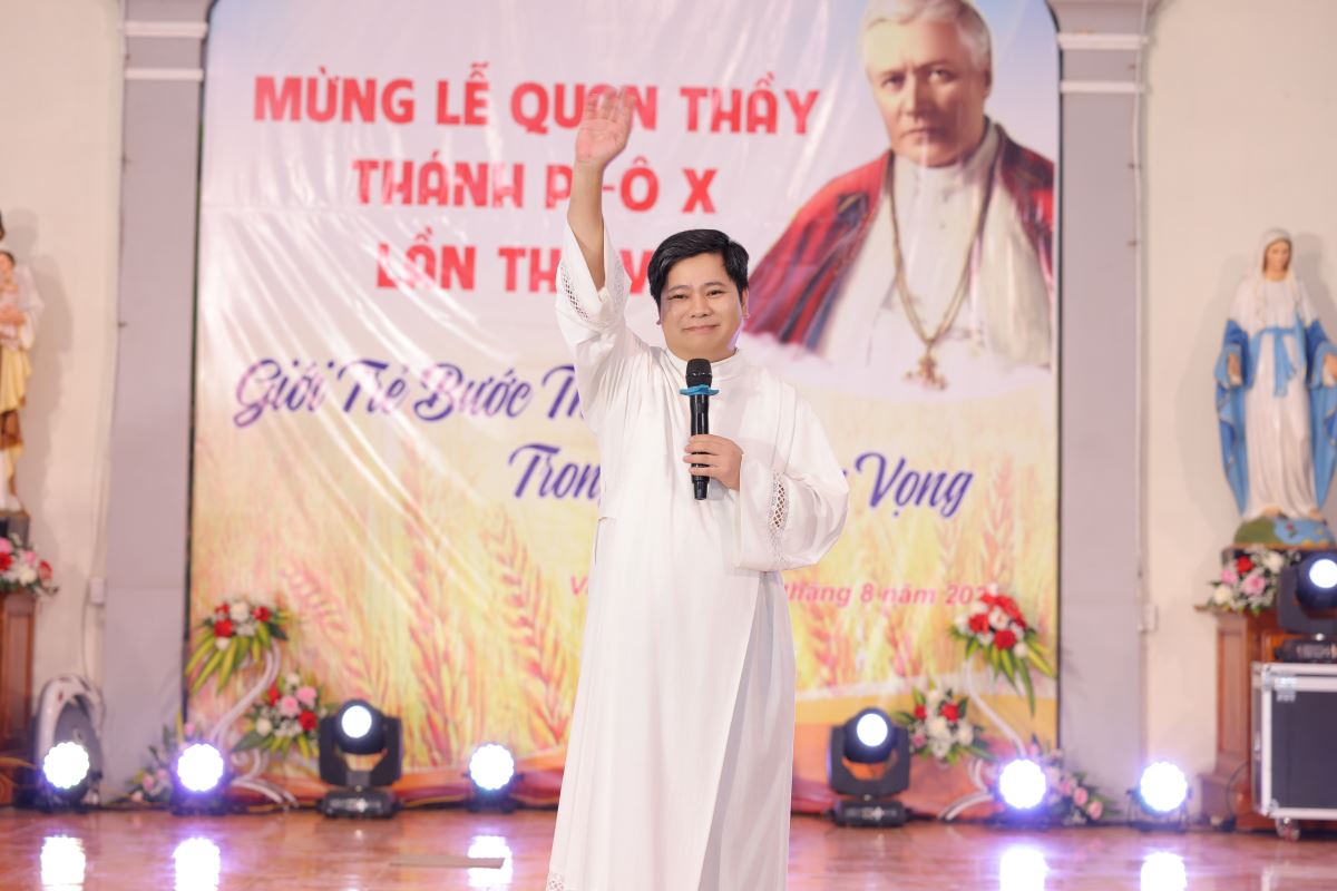 Cha phó Gioan đã long trọng tuyên bố khai mạc