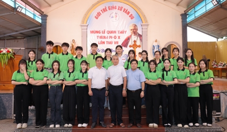 Giới trẻ Giáo xứ Vân Du mừng lễ Thánh Quan thầy Piô X và kỷ niệm 7 năm thành lập