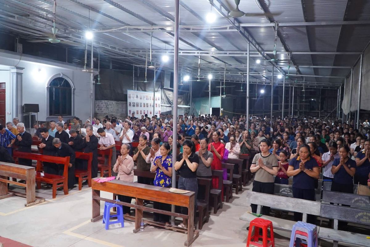 Cộng đoàn sốt sắng tham dự Thánh lễ