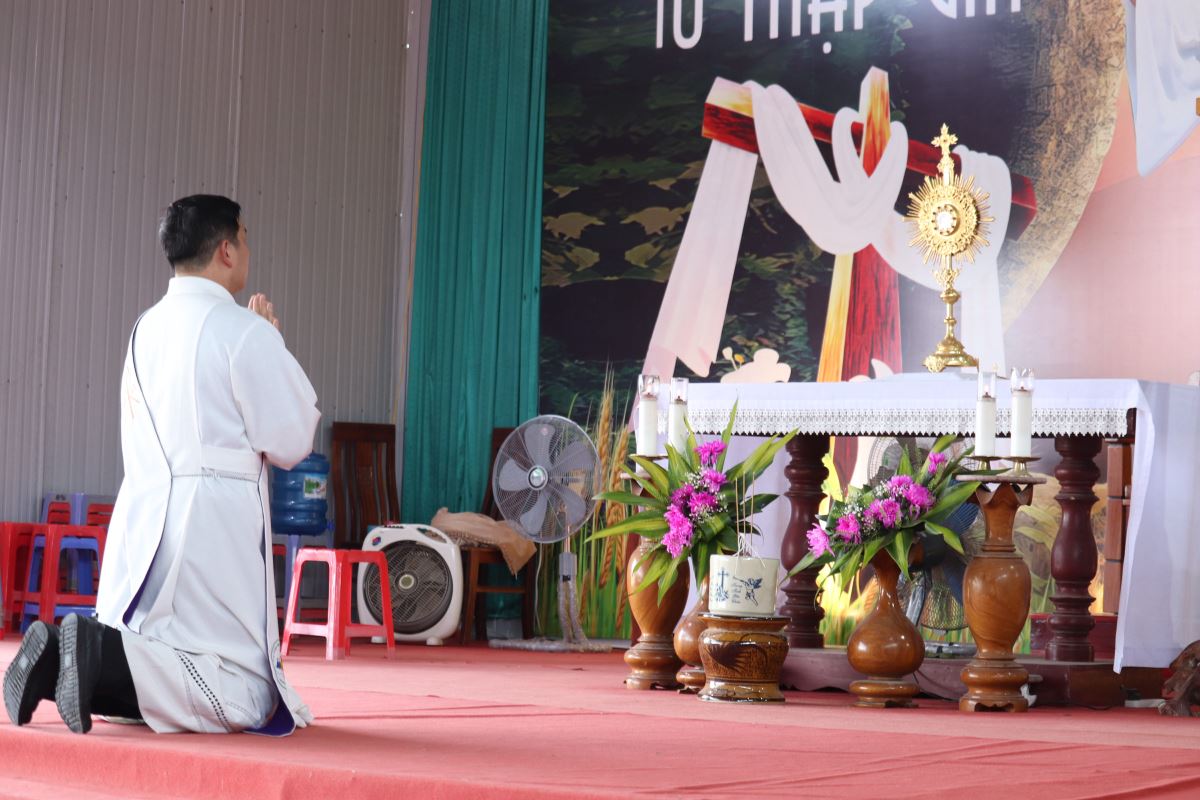 Thầy phó tế Phanxicô Xaviê đặt mình Thánh Chúa