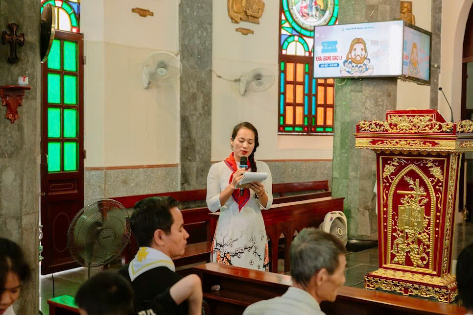 Cô Maria Nguyễn Thị Hà giới thiệu và chào mừng các thành phần tham dự