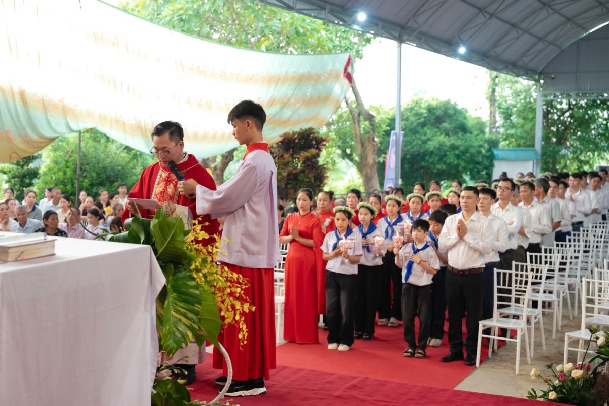 Cha xứ Phêrô Phan Văn Vẻ giới thiệu lên Đức Cha các em đã được chuẩn bị đầy đủ và đủ điều kiện lãnh nhận Bí tích