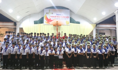 Đức Cha Đa Minh Hoàng Minh Tiến ban Bí tích Thêm Sức cho 121 em Thiếu nhi Giáo xứ Hiền Quan