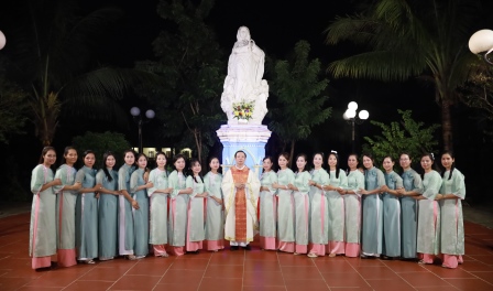 Hội Têrêsa Giáo xứ Vĩnh Lộc Dâng Hoa Kính Đức Mẹ và Mừng Lễ Quan Thầy