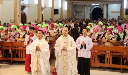 Giáo Xứ Giàng La Pán Dâng Hoa Kính Đức Mẹ Mân Côi Và Hành Hương Năm Thánh Tại Nhà Thờ Yên Tập