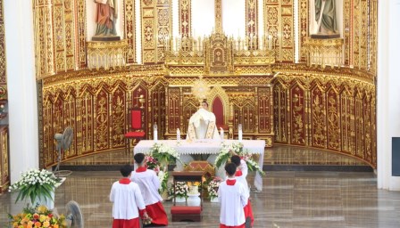 Giáo Họ Giữa Hiền Thuộc Giáo Xứ Hiền Quan Chầu Thánh Thể Thay Mặt Giáo Phận
