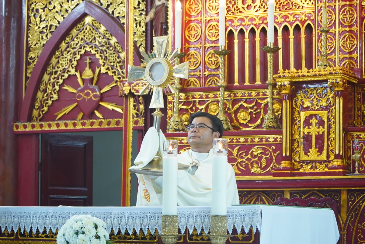 Giờ Chầu Thánh Thể