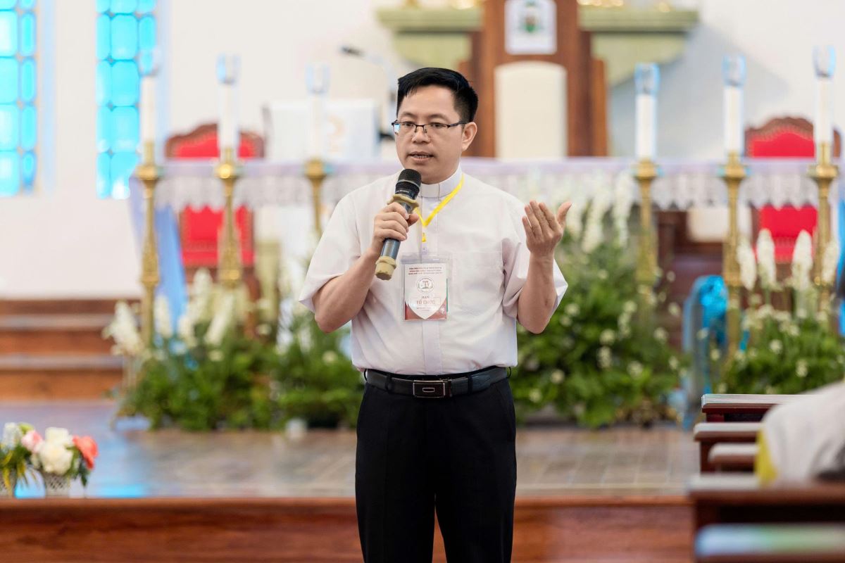 Cha Giuse Nguyễn Văn Úy - Chủ tịch UB Giáo lý Đức tin giải đáp thắc mắc của các bạn trẻ