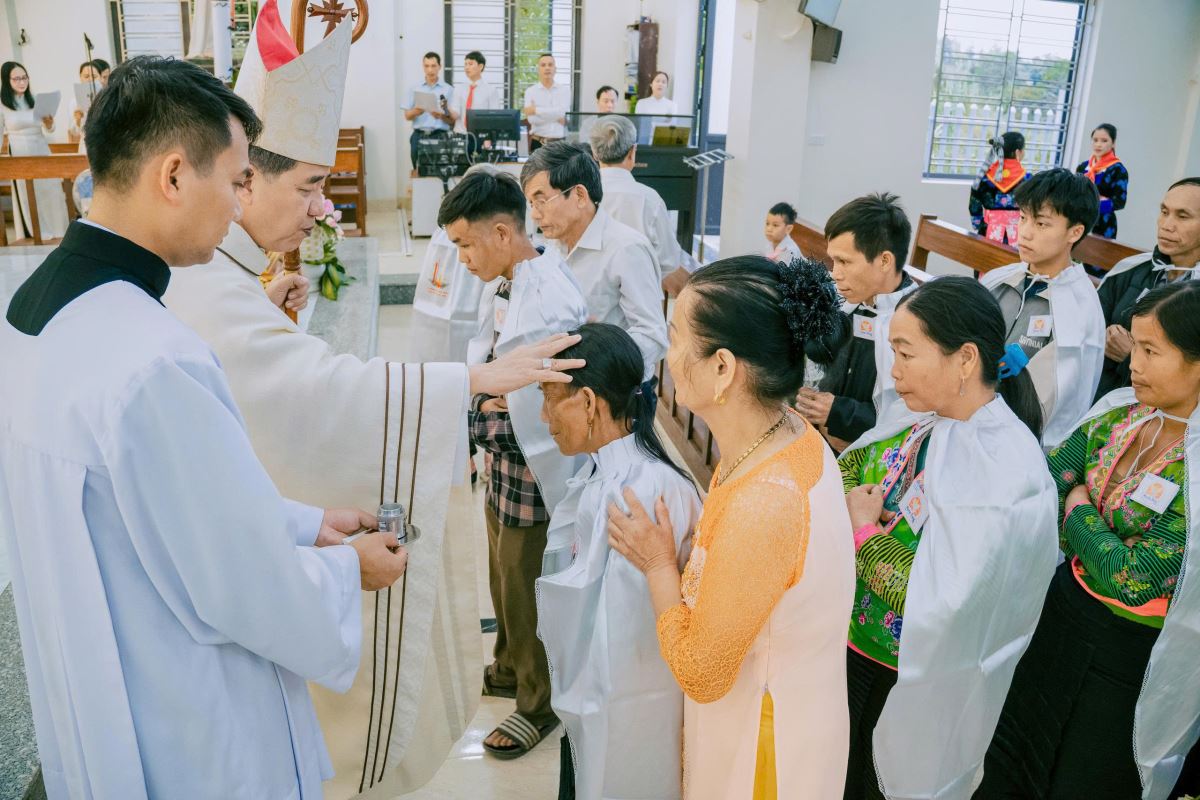 Đức cha cử hành Bí tích Thêm sức