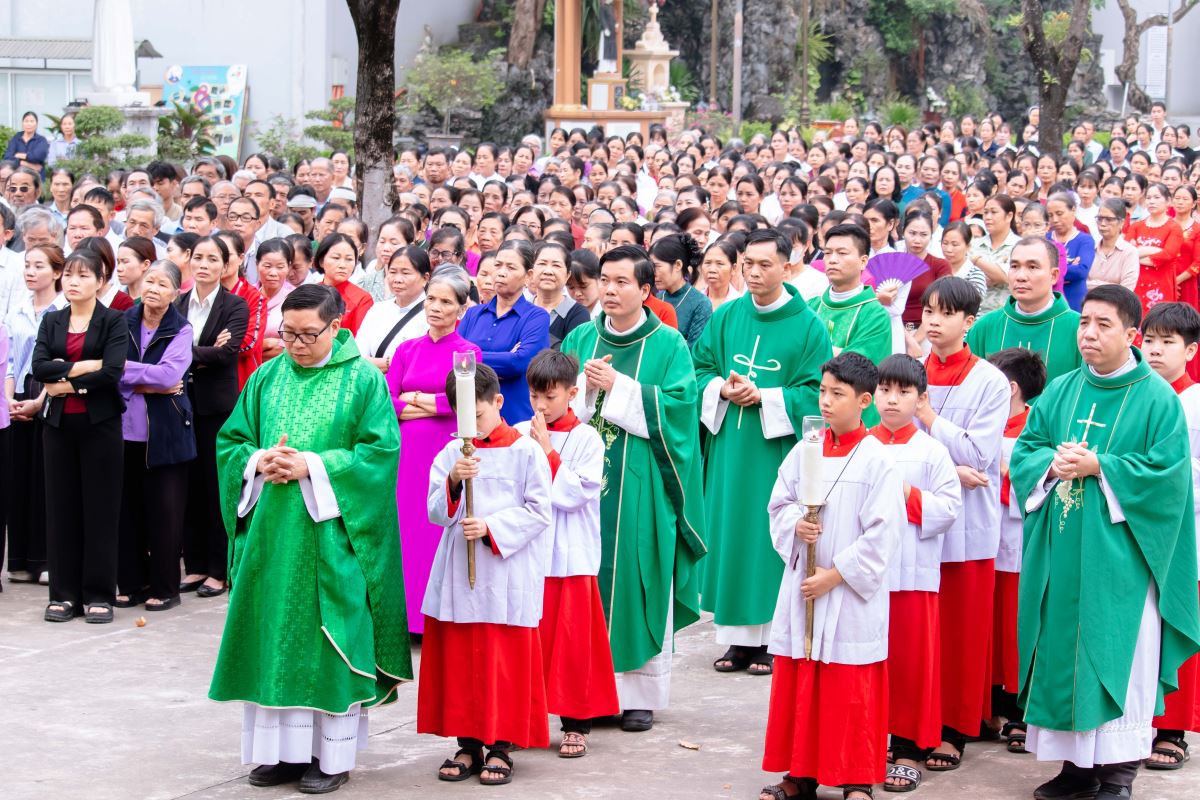 Cộng đoàn sốt sắng tham dự nghi thức hành hương