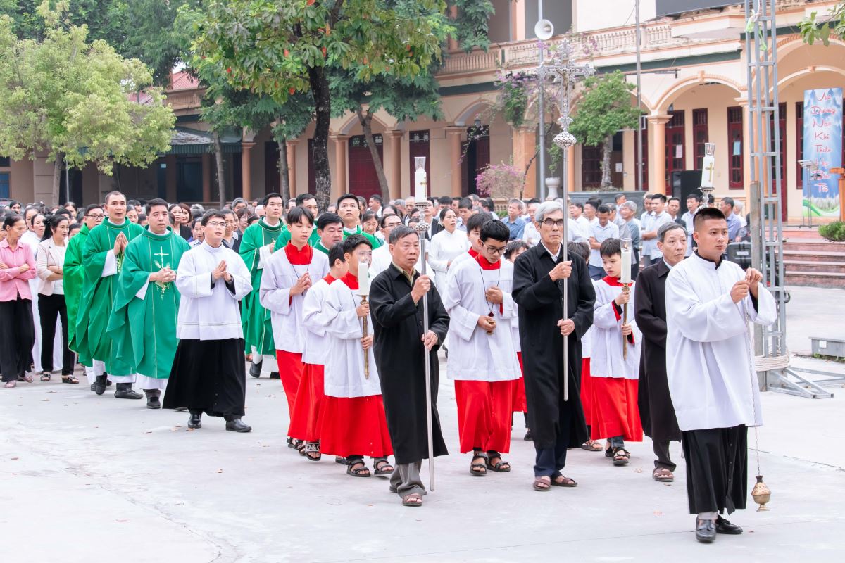 Đoàn hành hương tiến vào nhà Đa năng để hiệp dâng Thánh lễ