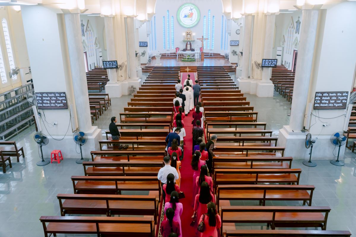 Đoàn hành hương tiến vào nhà thờ