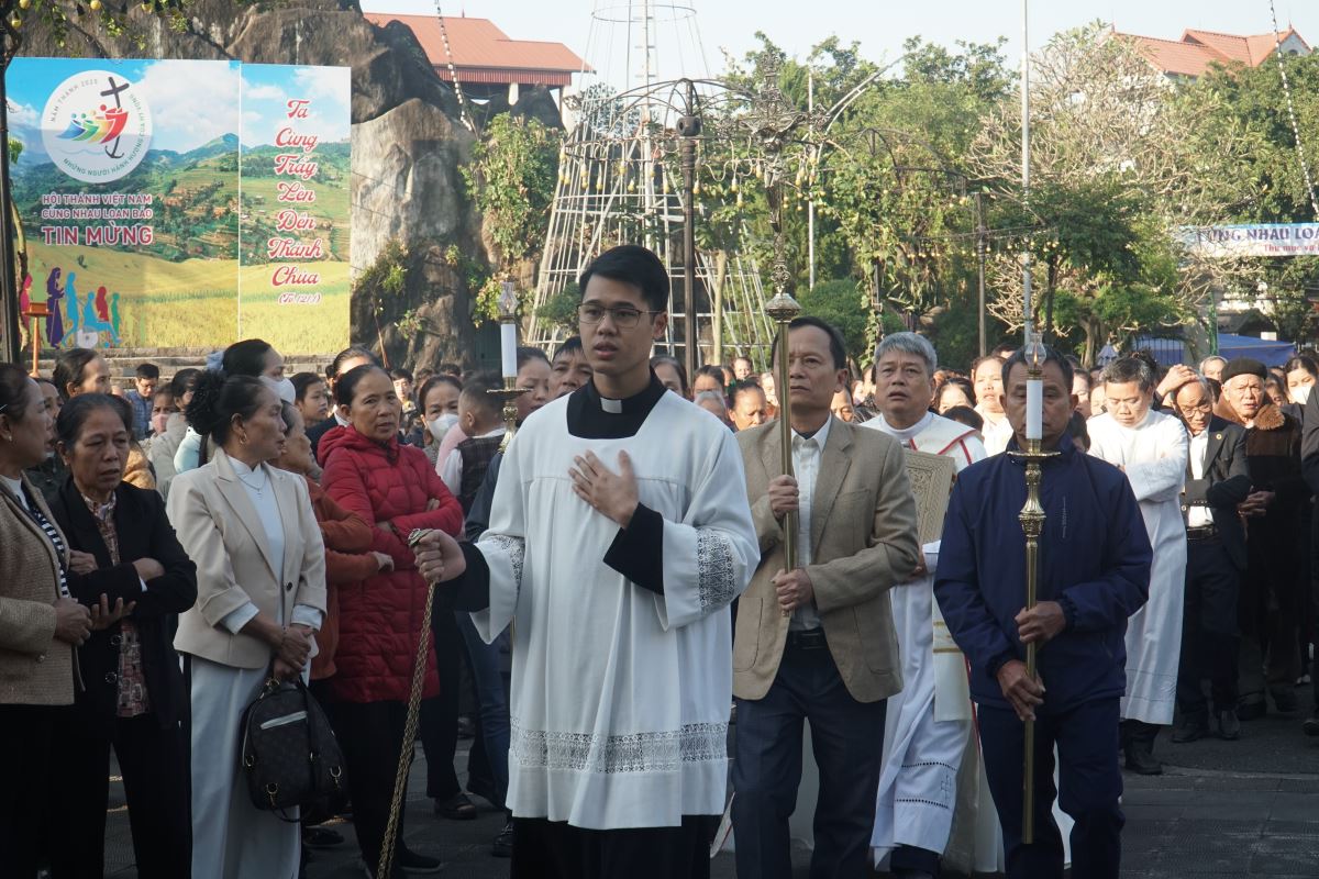 Đoàn hành hương tiến vào Nhà thờ