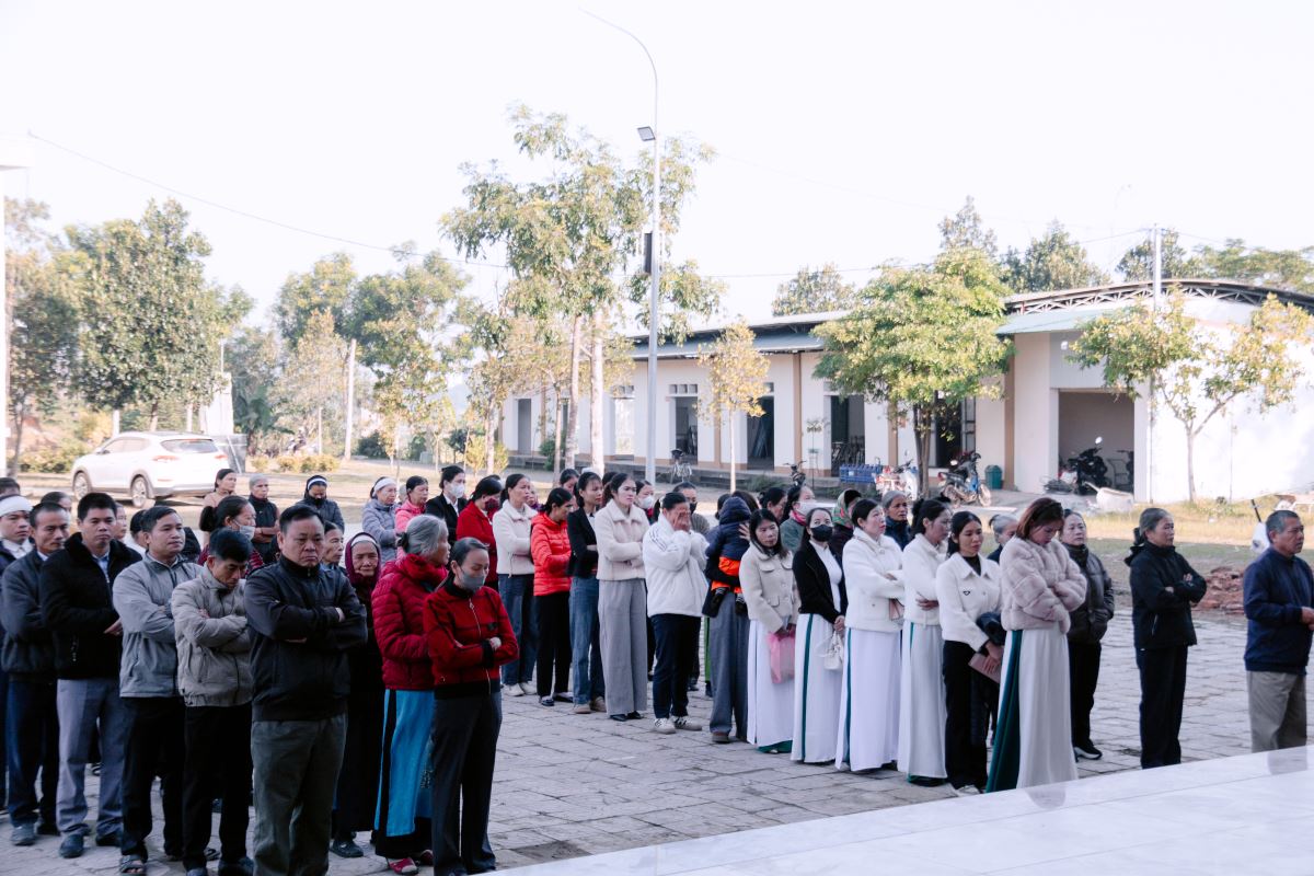 Cộng đoàn sốt sắng tham dự nghi thức hành hương